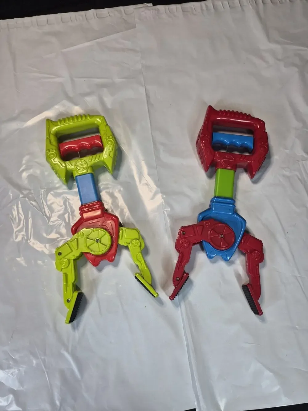 2 Kids Robot Hand Claw Grabber Toys Intelligence Grabbing Pick Up Tool Toys
